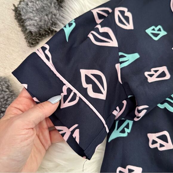 ᴇᴜᴄ ᴠꜱ ʟɪᴘꜱ ᴍᴏᴛɪꜰ ʙᴜᴛᴛᴏɴ ᴅᴏᴡɴ ꜱʟᴇᴇᴘ ꜱʜɪʀᴛ - Picture 10 of 16